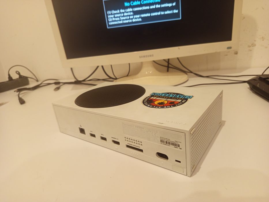 sprzedam Xboxa Series S