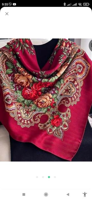 Нова красива шерстяна хустка.