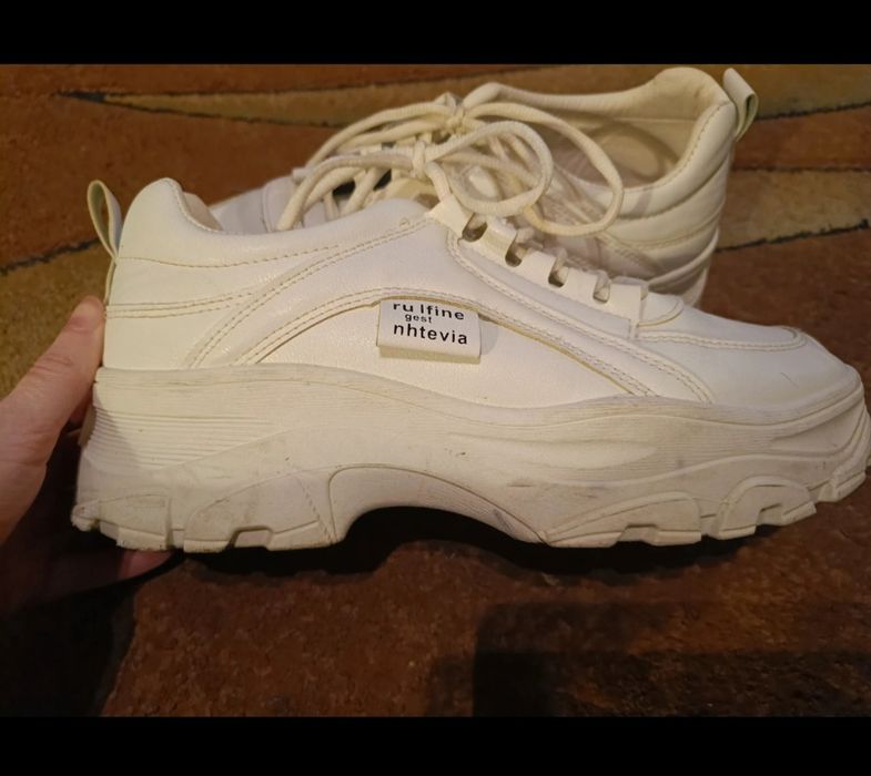 Białe ciężkie buty