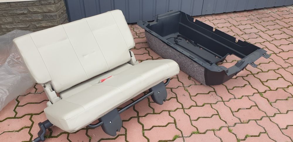 Mitsubishi Pajero сидінням третього ряду