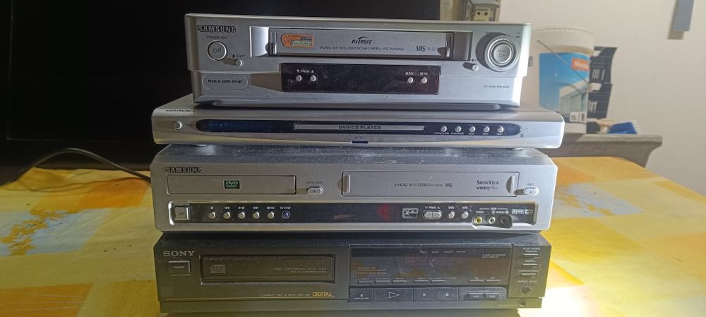 Leitores VHS, leitor DVD, leitor Cd