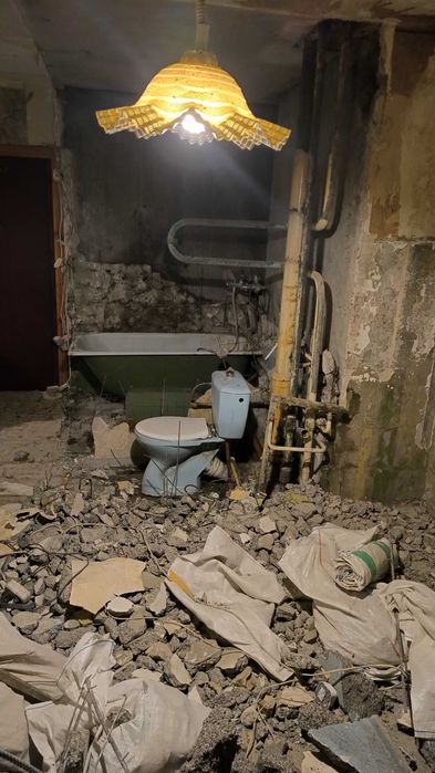 Демонтаж сантехкабін, стяжки, плитки, штукатурки. Вивезення сміття.