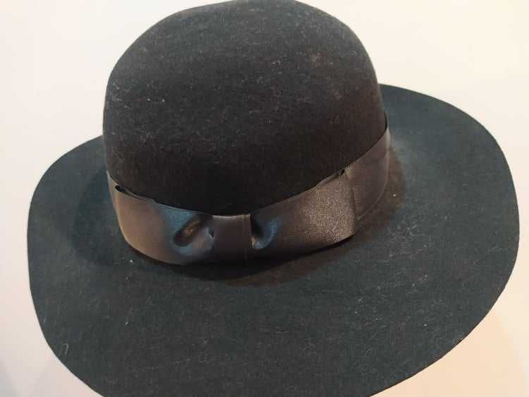 chapéus em feltro de lã (roxo e preto)