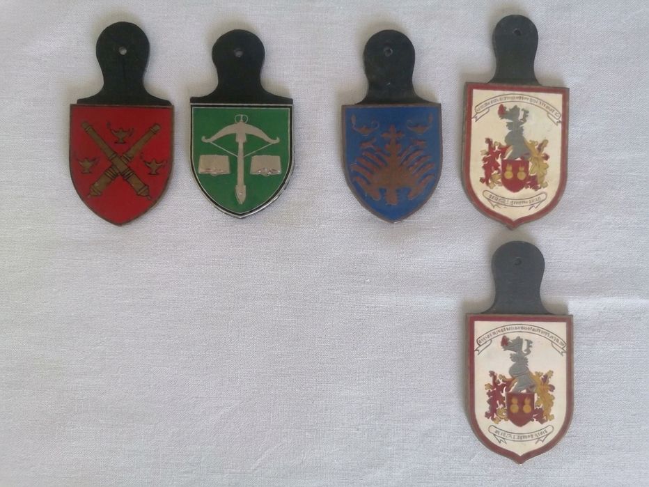 Crachás militares, Porta chaves, medalhas e distintivos.