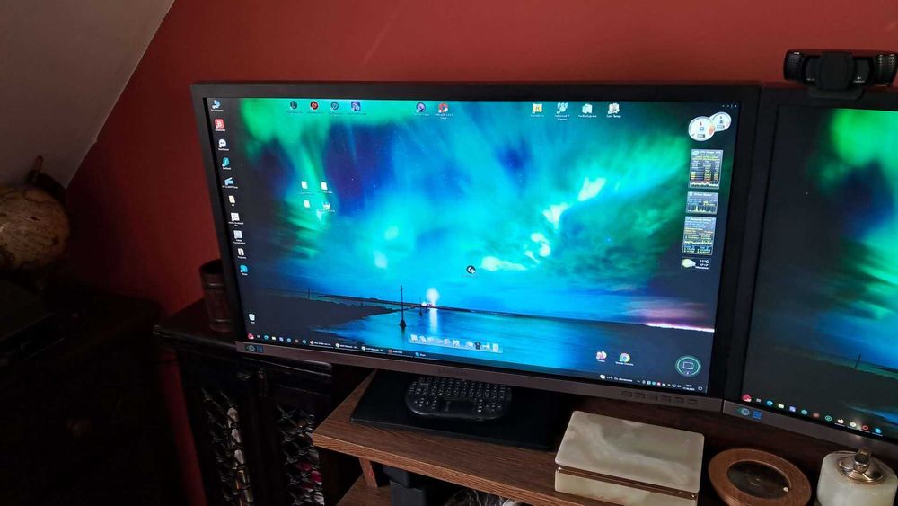 3 Monitory Samsung U28E850R LED - 28" cali - 3840 x 2160 4K ULTRA HD