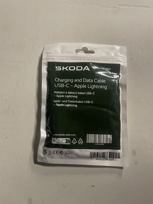 USB-C—Apple Lighting