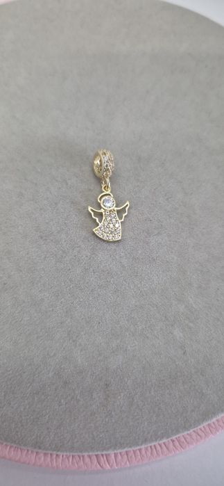 Złoty charms do bransoletki typu Pandora aniołek ,białe cyrkonie