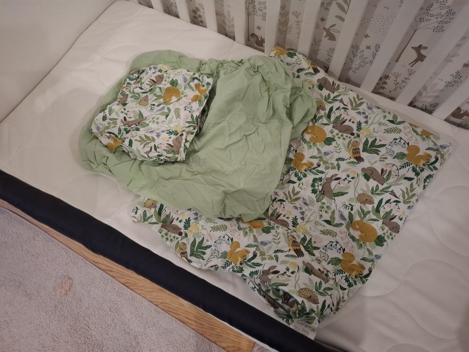 Vendo cama de bebé com acessórios