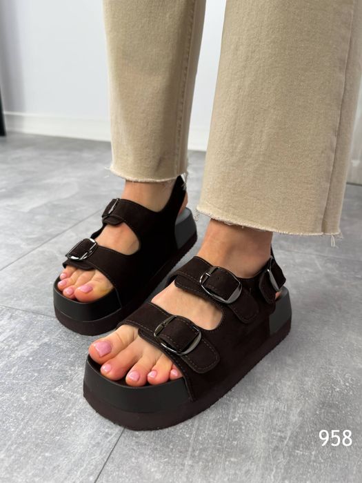 Жіночі шкіряні босоніжки в кольорах