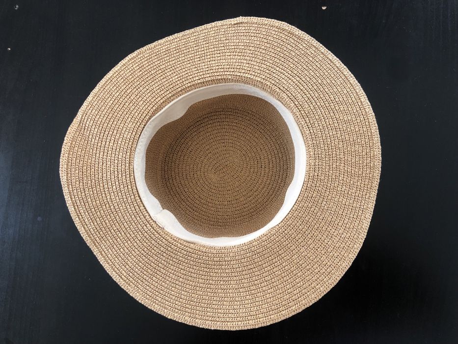 Капелюх жіночий, бежевий.