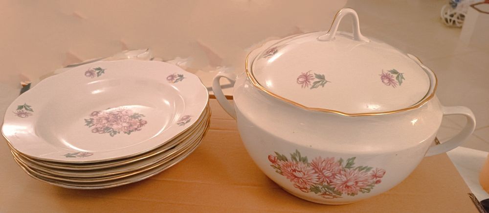 Сервіз, супниця і тарілки