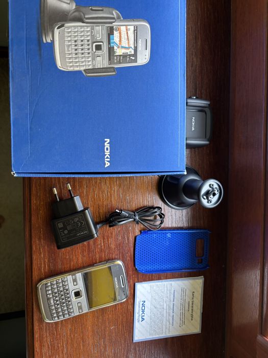 Nokia E72 + pudełko, ładowarka, uchwyt i akcesoria