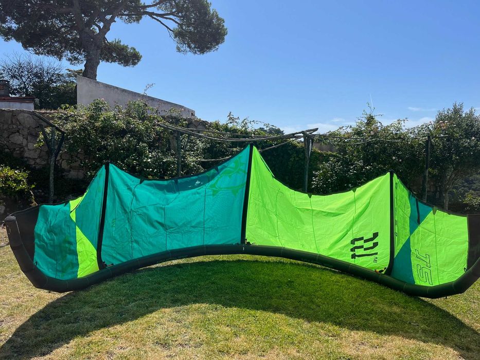Slingshot: Kites 12M & 9M + Barra