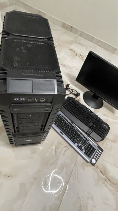Monitor komputerowy/komputer /// LG Flatron z klawiaturami  komputerem