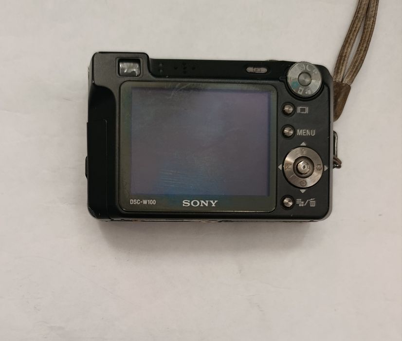 Фотоапарат SONY Model No. DSC-W100 в робочому стані