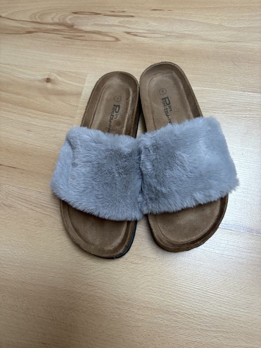 Nowe  kapcie 38 czary