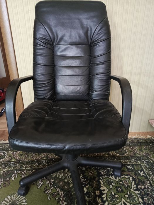 Крісло офісне, кожане