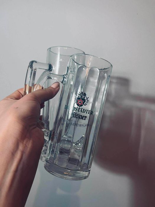 Dwa piękne szklane kufle kufel na alkohol na napoje