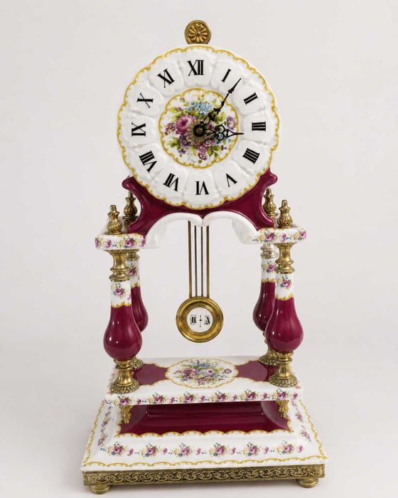 Relógio de Mesa em Porcelana Limoges com Decoração Floral e Dourada