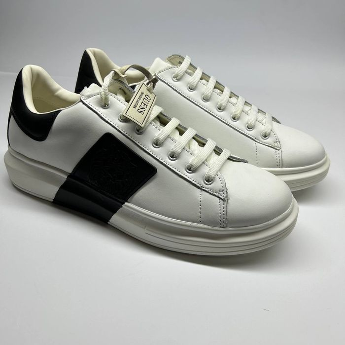 Взуття фірми Guess