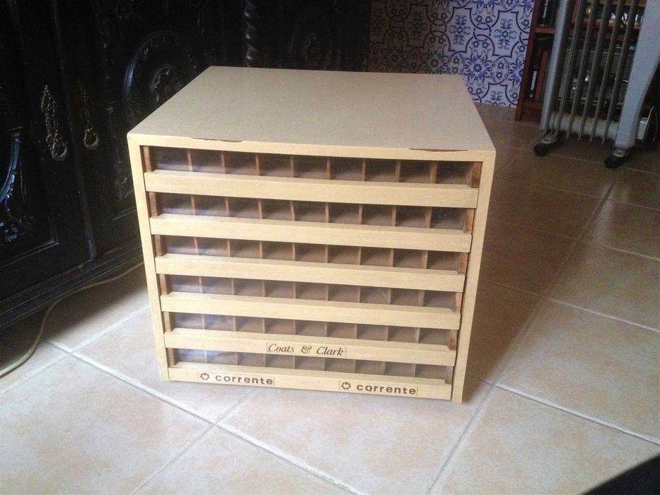 Caixa de Linhas Antiga de Retrosaria