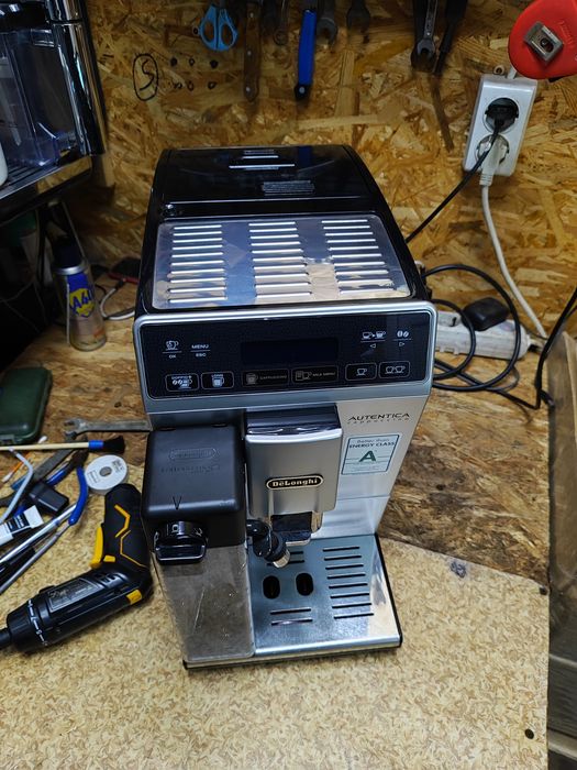 Кофемашина, кофеварка DeLonghi Autenticа новый молочник, пробег 3500