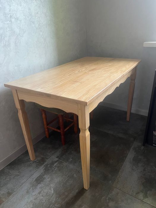 Стіл з ясена, покритий лаком