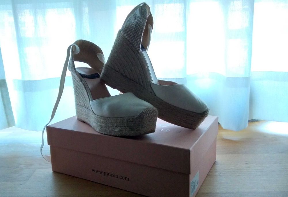Sapatos de noiva, da marca Gaimo, modelo em alpercatas em pele