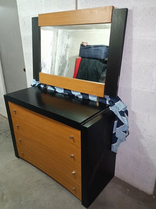 Cómoda com espelho completamente impecável, robusta ,linhas modernas 
Medidas:120/90/52cm