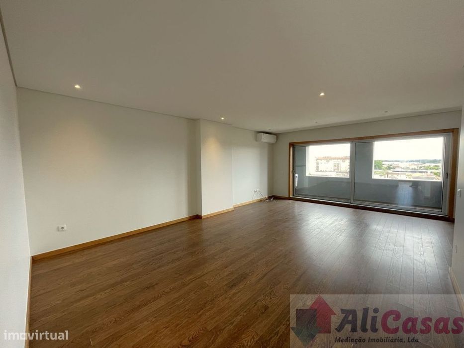 **Penthouse T4 for Rent in a Prime Location!**