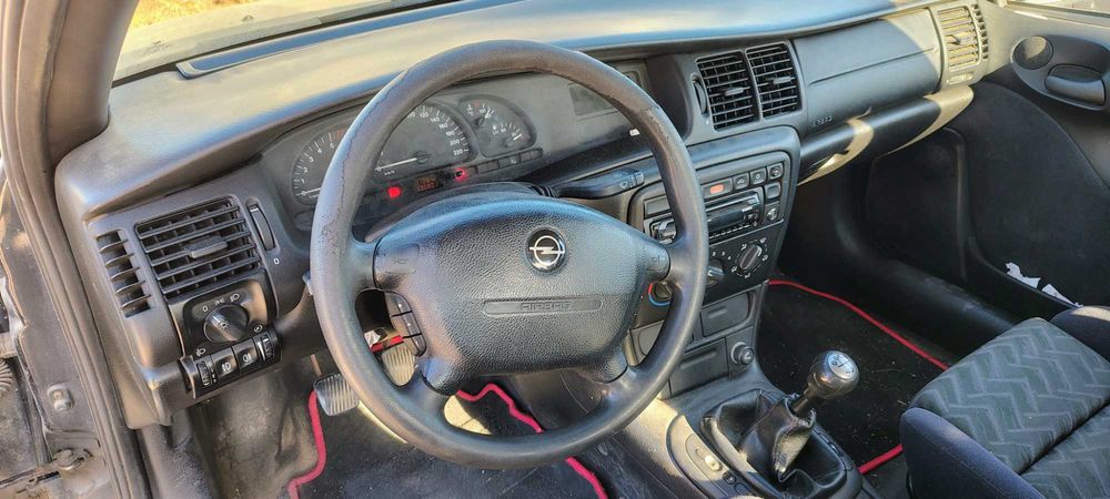Opel Vectra B 1.7TD com avaria
