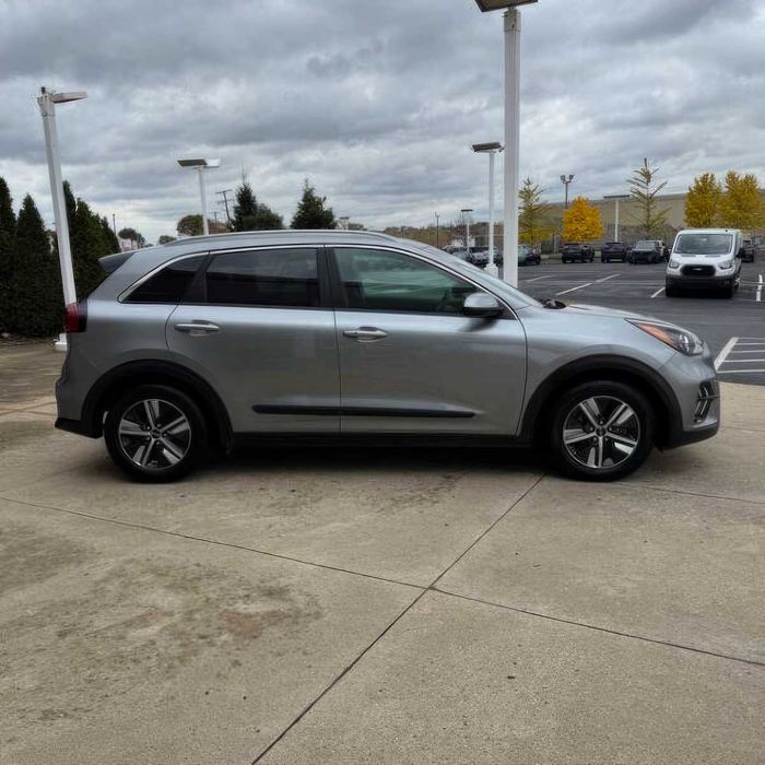 Kia Niro LXS      2022