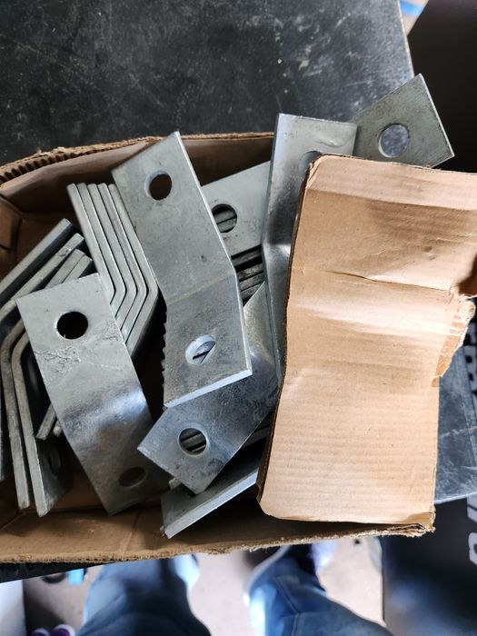 Vários parafusos e buchas