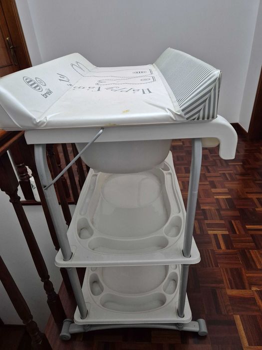 Fraldário com banheira e com espaço de arrumação.