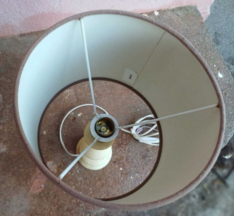 Candeeiro de mesa de cabeceira, com abajur em tecido e a base mármore
