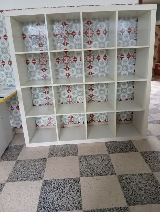 Vendo Duas Estantes de Quadrados