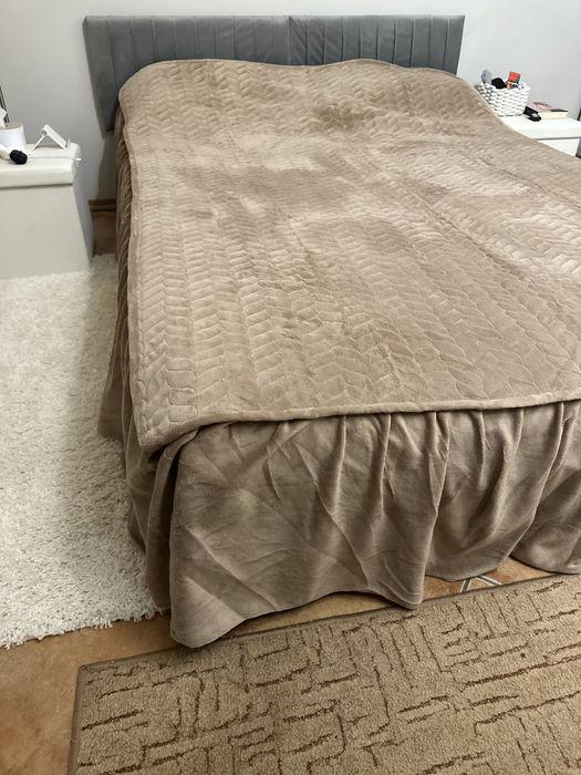 Pokrycie na łóżko z falbaną (ocieplane, miękkie, przypomina aksamit)