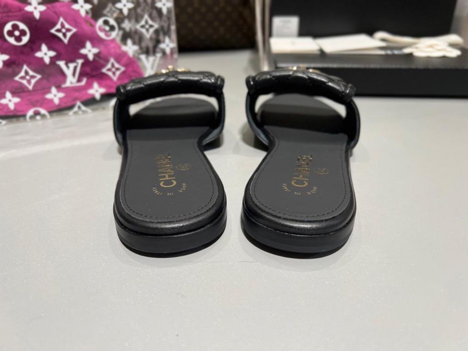 Klapki Chanel black leather