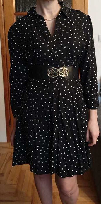 czarna sukienka w białe kropeczki o koszulowym kroju