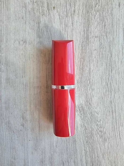 Szminka Maybelline New York Moisture Extreme Lipstick Indian Red 585