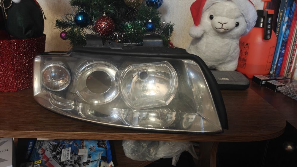 Фара права для Audi a4 b6 Valeo галоген