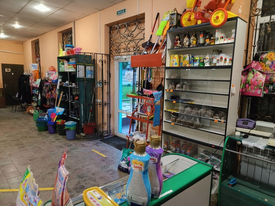 Продам,обміняю  магазин промислових товарів 80,1м/2 в смт.Благодатне