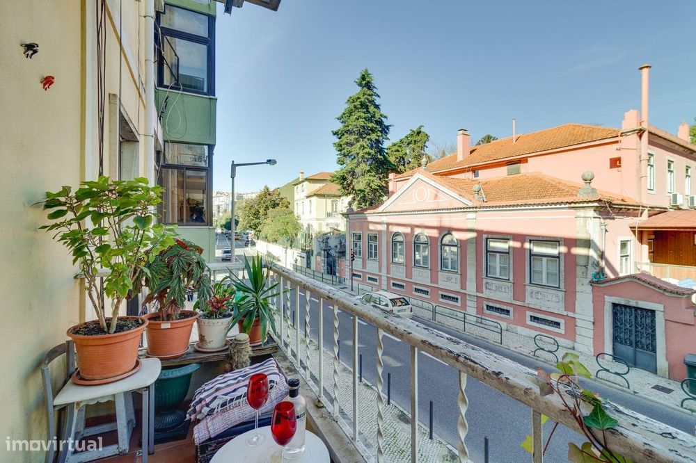 Na  Rua Do Califa, T2+1.  Apartamento Cheio De Luz. Muito Habitável.