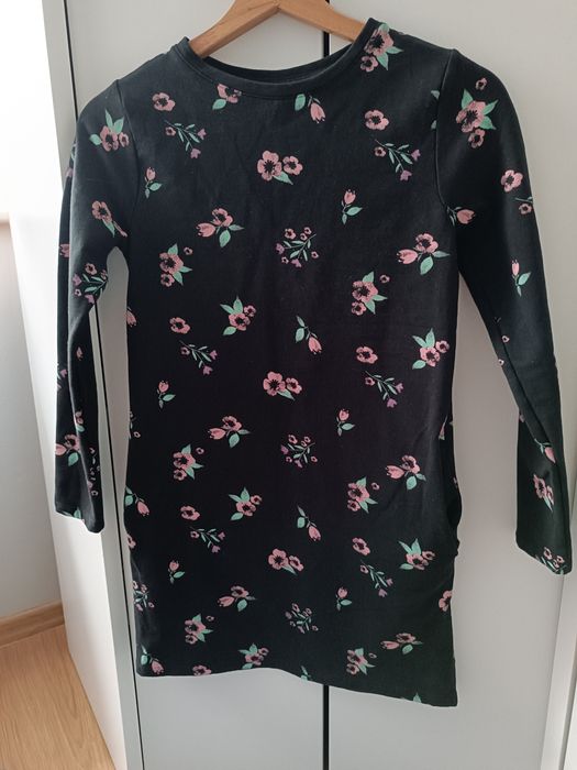 Czarna dresowa sukienka cool club kwiaty