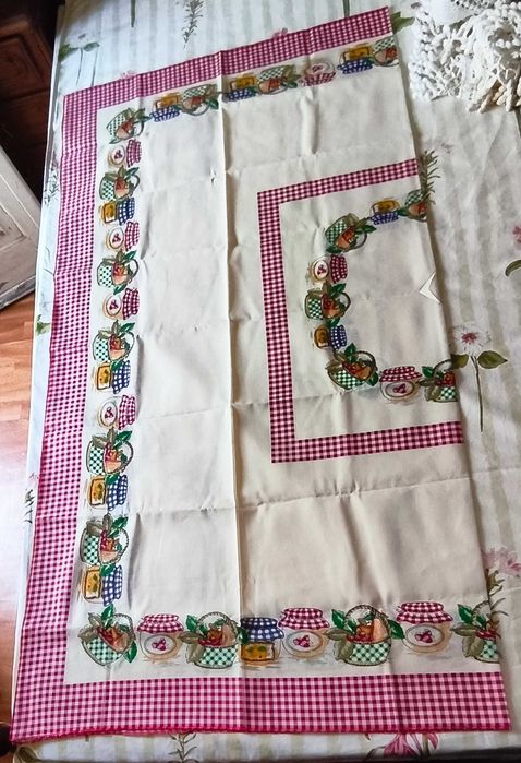 Toalha de Mesa Nova - Padrão Cestos e Compotas (144x148 cm)