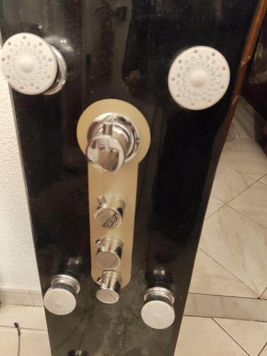 Duche vertical com hidromassagem