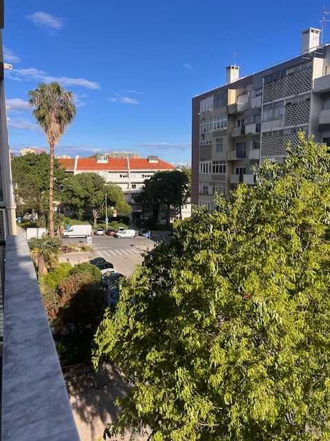 Quarto em apartamento luminoso em zona tranquila