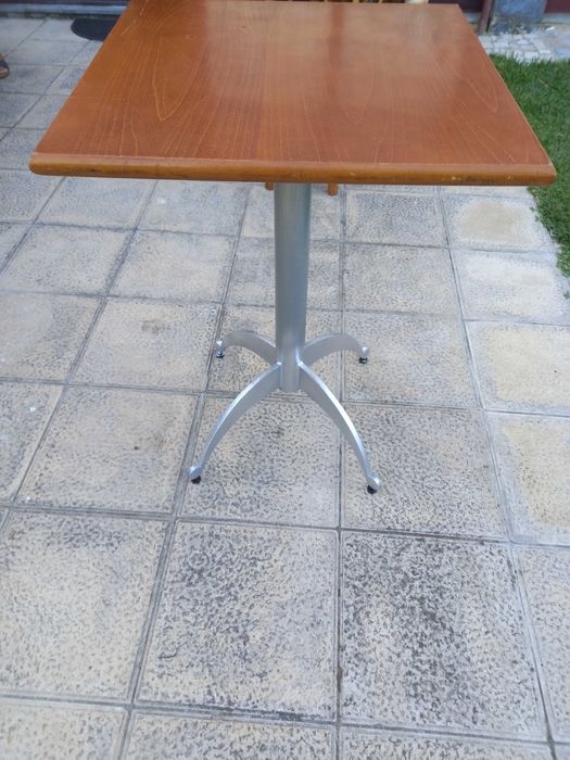 Mesa rigorosamente impecável