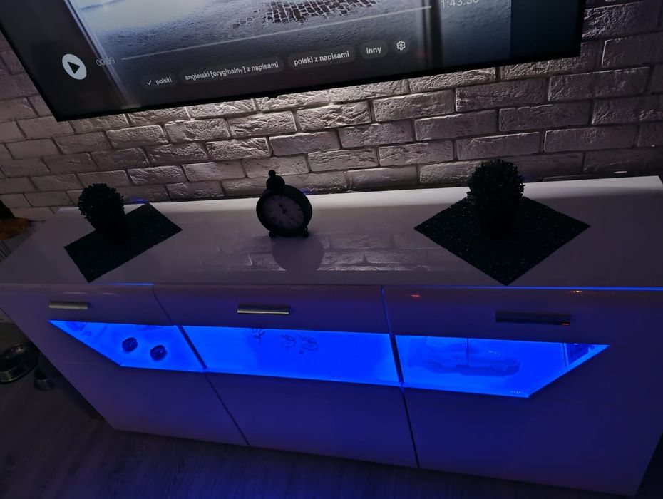 Biała komoda połysk podświetlenie