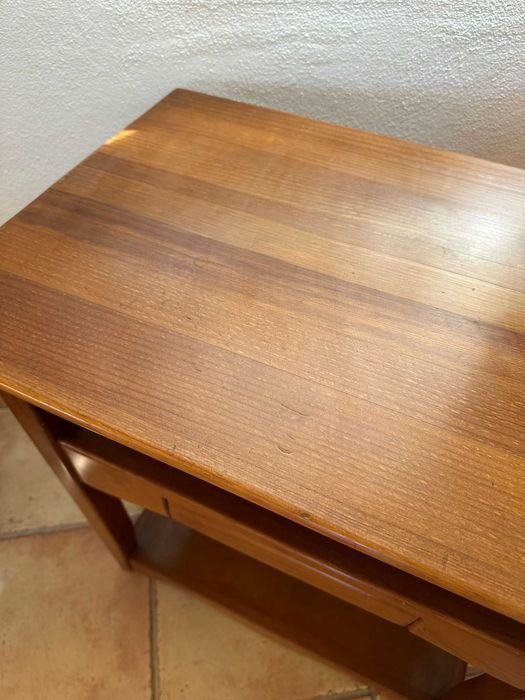 Mesa de Madeira Maciça com Rodas – Durável e Funcional